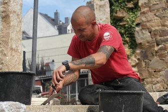 Grünes Klassenzimmer in Geringswalde: Lernen unter freiem Himmel - Robert Lange vom heimischen Erdbauunternehmen Uwe Rausch beim Verfugen der Granitsteine.