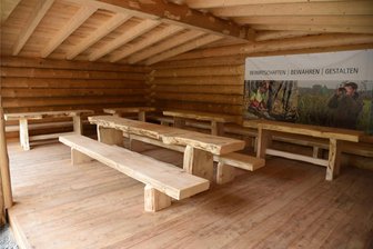 Grünes Klassenzimmer in Schöneck hat jetzt auch Tische und Bänke - Die Firma Huster aus Morgenröthe hat die Bänke und Tische gebaut.
