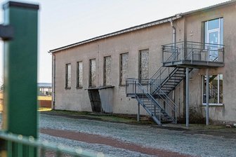 Grünes Licht der Stadträte von Penig: Turnhalle in Oberhain wird modernisiert und erhält einen Anbau - Die Fassade wirkt trist und dreckig. Im Inneren hat die Oberhainer Turnhalle ebenfalls schon bessere Tage gesehen. Nun wird die Sportstätte nicht nur saniert, sondern an das Gebäude wird auch angebaut.