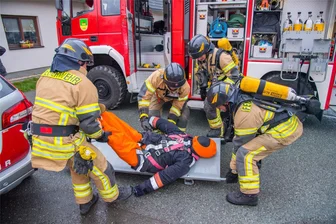 Grünes Licht für neues Feuerwehrgerätehaus in Erzgebirgsort – Ändert Sachsen die Förderung? - Die Feuerwehr Beutha – hier ein Archivfoto einer Übung mit der Feuerwehr Oberdorf – erhält ein neues Gerätehaus. Dieses kostet 1,75 Millionen Euro und soll für deutlich bessere Bedingungen für die Mitglieder, darunter 28 aktive Einsatzkräfte, sorgen.