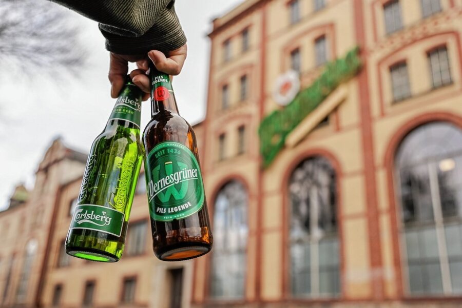 Grünes Licht für Wernesgrüner: Brauer dürfen Carlsberg-Bier brauen - Hinter der historischen Fassade der Wernesgrüner Brauerei wird nicht nur die Pils Legende gebraut, sondern neuerdings auch Bier der Marke Carlsberg. Zur gleichnamigen Braugruppe gehört Wernesgrüner seit 2021. 