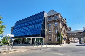 Grünes Licht in Plauen: Ein Zeichen für Kinderhospize - Das Rathaus wird im Rahmen einer Aktion grün beleuchtet.