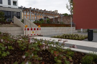 Grünes Speisezimmer mitten in der Stadt: Wen sich die Rodewischer dorthin einladen - Noch wirkt das Grüne Speisezimmer unbelebt: Am 19. Juni soll es eingeweiht werden, aber schon jetzt darf man dort relaxen und Snacks einnehmen.