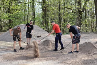 Grünhain-Beierfeld: Auf Facebook-Post folgt konkrete Hilfe statt nur „Likes“ - Helfer kamen aus vielen Vereinen der Stadt: Und in gut drei Stunden war das Schüttgut auf dem Platz hinter der Spiegelwaldhalle verteilt.