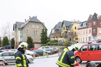 Grünhain-Beierfeld: Ford bleibt nach Unfall auf Dach liegen - Nachdem der Unfallfahrer geborgen war, mussten die Einsatzkräfte räumen. Unter anderem wurde Sand gestreut, um ausgelaufene Flüssigkeiten zu binden.