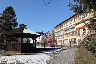 Grünhain-Beierfeld gibt einen Mehrgenerationenpark auf, den kaum einer kennt – Grundstück soll bald Hortkindern gehören - Noch trennt ein Zaun den Hort vom sogenannten Mehrgenerationenpark in Beierfeld. Doch das soll sich ändern.