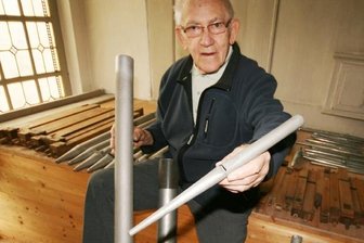 Grünhain-Beierfeld: Orgel der St.-Nicolai-Kirche soll nach Rekonstruktion wieder erklingen - Rolf Böttcher zeigt einige der alten Orgelpfeifen, die restauriert werden müssen.