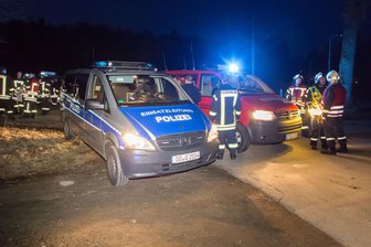 Grünhain-Beierfeld: Suche nach Vermisstem nimmt glückliches Ende - Mehrere Wagen der Polizei samt Fährtensuchhund rückten an um den Vermissten zu finden, zudem dutzenden Kameraden der Feuerwehren Grünhain-Beierfeld, Waschleithe und Elterlein