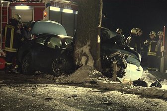 Grünhain: BMW prallt gegen Baum - Fahrer schwer verletzt - Ein 32-jähriger BMW-Fahrer kam in einer Kurve auf der S 222 zwischen Grünhain und Bernsbach von der Fahrbahn ab und prallte an einen Baum.