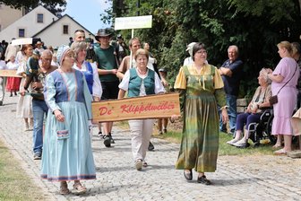 Grünhain feiert wieder Klosterfest: „Früher haben wir ihm einen Kartoffelsack übergezogen" - Sogar einen kleinen Festumzug gab es zum diesjährigen Klosterfest, seit langer Zeit der erste.