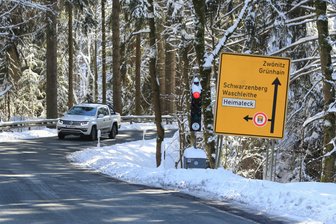 Grünhain: Hat die nervige Dauerampel nach 6,5 Jahren bald ausgedient? - Die Ampel an der Staatsstraße 222 zwischen Grünhain und Elterlein soll nach mehr als sechs Jahren Ende 2023 der Geschichte angehören. 