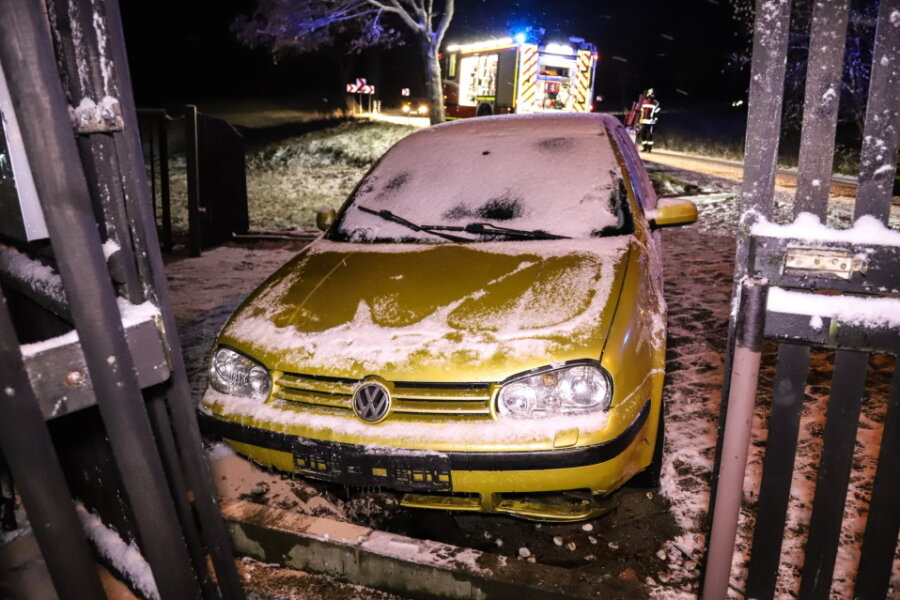 Grünhain: VW-Fahrerin kommt von der Straße ab und kollidiert mit Gartentor - 