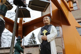 Grünhainer feiern 50. Geburtstag ihrer großen Pyramide - Auch der Abt auf der Grünhainer Pyramide gehörte zu den drei Figuren, die im vergangenen Jahr beschädigt wurden. Zum Jubiläum der Pyramide ist alles wieder intakt.