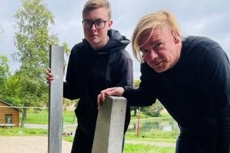 Grünhainer Jugend packt selbst mit an - Loris Kanofsky vom Team der Beachvolleyballer und Mathias Engert (r.) richten die Elemente aus.