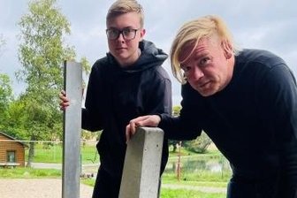 Grünhainer Jugend packt selbst mit an - Loris Kanofsky vom Team der Beachvolleyballer und Mathias Engert (r.) richten die Elemente aus.