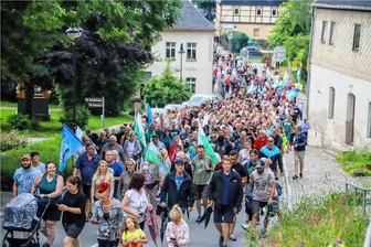 Grünhainer stehen mit Blick auf geplante Flüchtlingsunterkunft vor der Wahl: Dialog oder Protest - Etwa 700 Demonstranten schlossen sich dem Protestzug an, der zur ehemaligen Reha-Klinik führte.