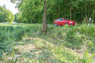 Grünhainichen: Gegen Baum geprallt - Fahrer tot aus Auto geborgen - Trümmerteile verteilten sich hunderte Meter weit auf einem Feld.