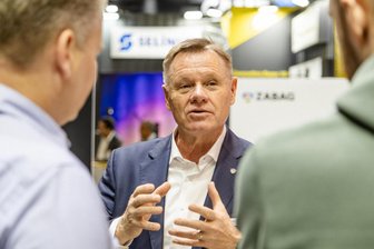Grünhainichen: Zabag ebnet mit Aktiengesellschaft Weg für Expansion - Der Vorstandschef der Zabag AG, Michael Simon, spricht auf der Fachmesse in Nürnberg mit Besuchern.