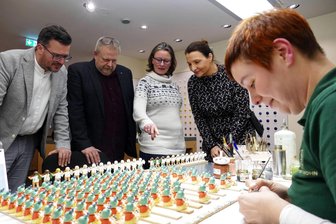 Grünhainichener Elf-Punkte-Engel hilft elf Vereinen - Bei der Festveranstaltung zeigte Firmenleiterin Claudia Baer (4. v. l.) den Gästen Bereiche der Manufaktur.
