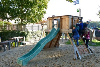 Grünhainichener „Holzwürmchen“ erobern neuen Piratenturm - Die Kinder der Kita Holzwürmchen konnten es kaum erwarten, den neuen Piratenturm zu erobern.