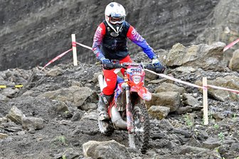 Grünhainichener jubelt im Enduro-Cup: Trotz Fehlstart den Titel erkämpft - Fritz Hunger beim Saisonfinale in Kempenich. Foto: Peter Teichmann