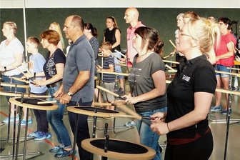 Grünhainichener lassen Schuljahr mit Trommelwirbel ausklingen - Nachdem in der alten Grünhainichener Turnhalle früh ein Kurs für alle Grundschüler stattgefunden hatte, konnten sich abends alle interessierten Bürger an den Trommeln versuchen.