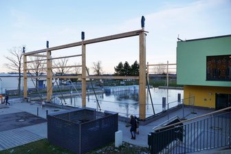 Grünhainichener Turnhalle bleibt eine Baustelle - Statt einer Turnhalle befindet sich neben der Grünhainichener Turnhalle aktuell eine Eisbahn, denn das Wasser auf der Baustelle gefriert zu dieser Jahreszeit schnell.