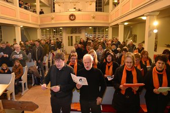 Grünlichtenberg feiert Auftakt ins Festjahr - Ein Dorf singt gemeinsam "Freude schöner Götterfunken" ... initiiert von Michael Kreskowsky (vorn links).
