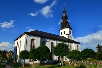 Grünlichtenberg in Trauer: Kind stirbt nach Unfall - Die Grünlichtenberger Kirche.