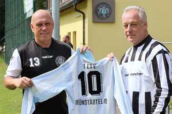Grünstädtler Fußballer feiern Vereinsgeburtstag – und bündeln ihre Kräfte - Die Brüder Sören und Olaf Günther – hier mit einem Trikot aus den 1990er-Jahren – sind im 1. ESV Grünstädtel als Vize-Präsident beziehungsweise Schatzmeister aktiv. Der Verein feierte jetzt sein 75-jähriges Bestehen.