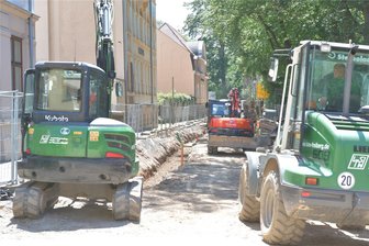 Grüße aus der Vergangenheit: Was beim Kanalbau in der Wallstraße in Freiberg Probleme bereitet - Die Firma LSTW ist auf der Wallstraße in Freiberg im Einsatz. Zwischen der Waisenhaus- und der Petersstraße werden unter der Bundesstraße 101 unter anderem ein neuer Kanal verlegt und Versorgungsleitungen erneuert.
