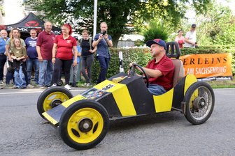 Grumbach/Callenberg: Eine Seifenkiste wird sogar nach Bremen versteigert - Diese Tigerenten-Seifenkiste mit dem Original Trabant-Lenkrad wurde am Samstagnachmittag kurz nach ihrer Vorführung nach Bremen versteigert.