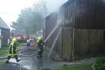 Mehrere Rettungskräfte mussten am Montag zur Brandbekämpfung ausrücken.