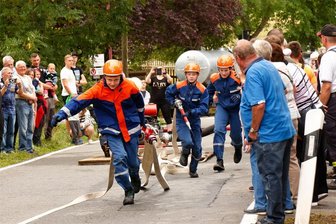 Grumbacher mit großer Feuerwehr- und Feierquote - Auch der Callenberger Feuerwehrnachwuchs absolvierte den Löschangriff als Wettbewerb.
