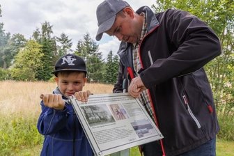 Grumbacher schlagen Freiluftgeschichtsbuch auf - Mit seinem Sohn Tim hat Michael Winkler die Tafel angeschraubt, die an Karl Oswald Sieber und dessen Haus erinnert. 
