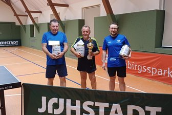 Grumbacher Tischtennis-Spektakel zieht Hobbyspieler in den Bann - Dieter Börner (Mitte) aus Olbernhau gewann den Wanderpokal beim Grumbacher Nichtaktiventurnier. Zweiter wurde Kenny Mehnert (r.) aus Grünhain-Beierfeld vor Stefan Seidel aus Hammerunterwiesenthal.