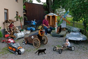Grumbacher wollen eine Kanone, ein Ufo und andere verrückte Fahrzeuge versteigern - Hans-Dieter Heilmann (Mitte) und Jens Schubert (li.) sind als Seifenkistenexperten bekannt.