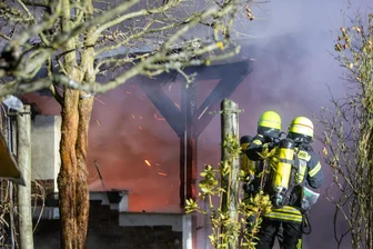 Grund für Brand einer Laube in Plauen steht nun fest - 40 Einsatzkräfte der Berufsfeuerwehr sowie der Wehren Großfriesen und Mitte waren am Brandort.
