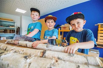Grundsanierung eines 80er-Jahre-Plattenbaus: Burkhardtsdorfer Hort ist fast bezugsfertig - In der Holzwerkstatt wird künftig gewerkelt. Drei Schüler probieren das schon einmal vor dem Einzug in den Hort aus. 