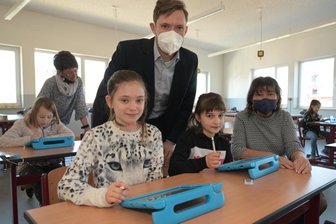 Grundschüler arbeiten im Unterricht mit Tablets - 