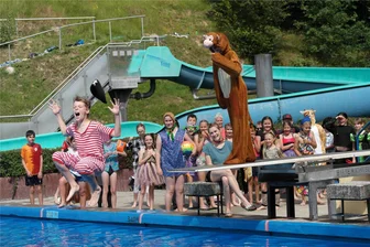 Grundschüler aus Geringswalde feiern im Freibad - Die Wassermodenschau wurde mit Spannung erwartet. Den Spaß mit Kostümen gestalteten die Viertklässler.
