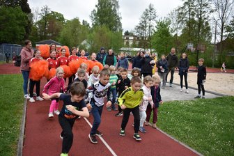 Grundschüler aus Geringswalde laufen übers Ziel hinaus - Die ersten Läufer gehen voller Ehrgeiz auf die Strecke.