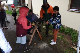 Grundschüler aus Thurm und Zwickau eröffnen Waldjugendspiele 2024 in Langenbernsdorf. - Das Zersägen eines Baumstamms mit der Handsäge zehrte an den Kräften der Grundschüler.