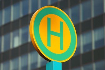 Grundschüler bei Zusammenstoß mit Pkw schwer verletzt - Die Autofahrerin konnte nicht mehr stark genug bremsen, als der Junge die Straße überquerte.