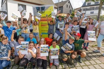 Grundschüler bejubeln unverhoffte Auszeichnung - Die Klasse 4 der Crottendorfer Grundschule mit Kunstlehrerin Annette Josiger (Mitte) und Klassenlehrerin Tamaris Pickert (rechts) nach der Preisübergabe. Das Preisgeld beträgt 750 Euro.