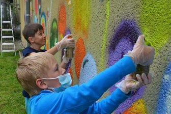 Grundschüler greifen zur Dose: Hier fliegen die 99 Luftballons - Leonard arbeitet am Dienstag zum ersten Mal überhaupt mit der Spraydose. Dem Achtjährigen hat es gefallen, die Wand bunt zu gestalten.