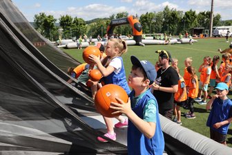 Grundschüler im Erzgebirge gönnen sich ein Sportspektakel zum Abschluss des Schuljahres - Charlie (vorn), Hanni und all die anderen Kinder hatten viel Spaß am Basketball-Modul.