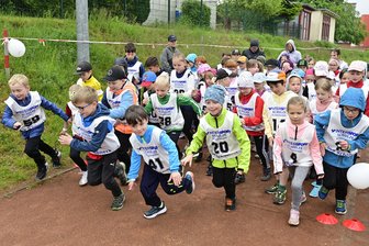 Grundschüler im Vogtland flitzen für eine gute Sache - 120 Erst- bis Viertklässler der Grundschule Schöneck beteiligten sich am Spendenlauf.