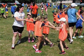 Grundschüler in Geringswalde verwandeln Sportplatz in Spielwiese - Beim Tanzen nach einer vorgegebenen Choreografie liefen die Grundschüler aus Geringswalde zur Hochform auf.