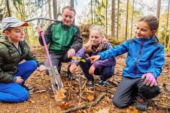 Grundschüler pflanzen 500 Eichensetzlinge auf dem Eichert -